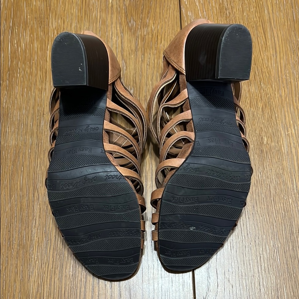 Brown leather heels - Picture 3 of 5